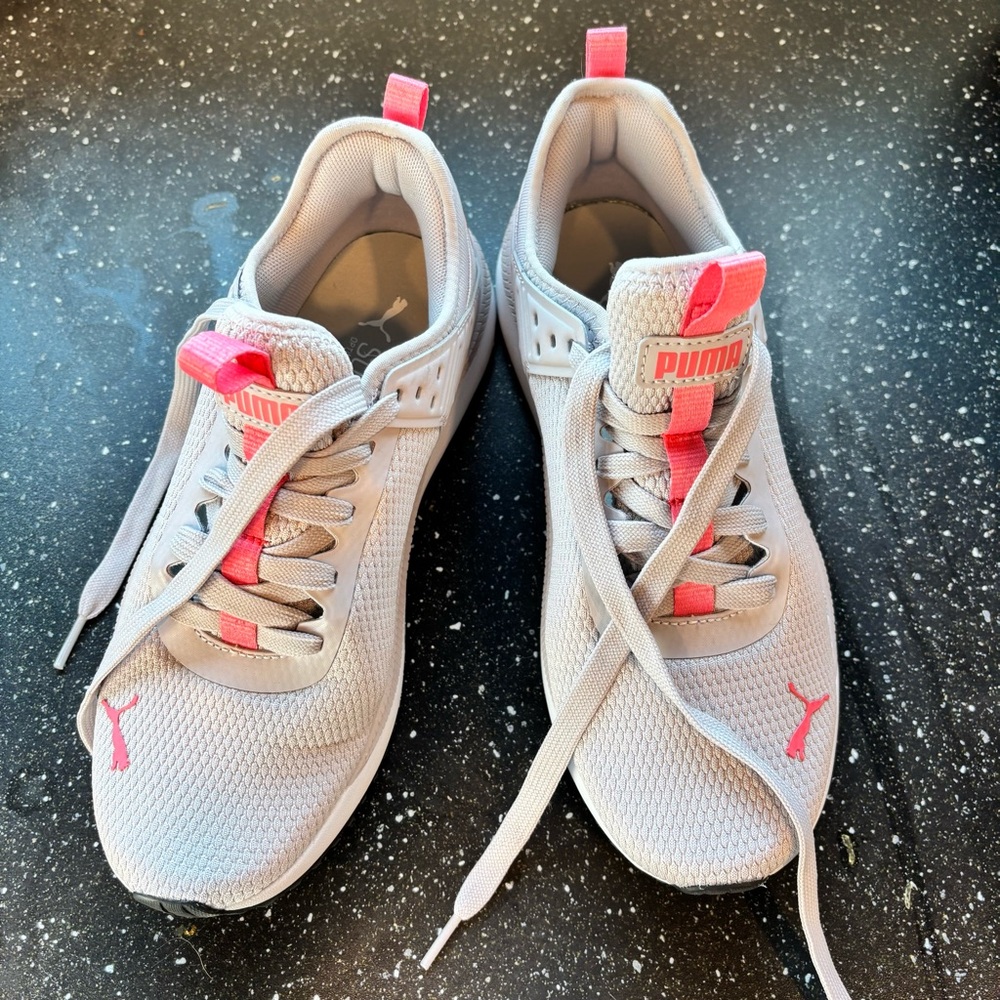 Light Grey Women’s Puma Tennis Shoes with Pink Detail – Size 8 – Never Worn